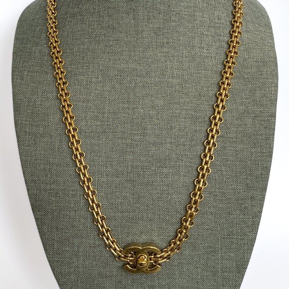 CHANEL Turnlock Necklace CC Autumn 2009 Gold Tone Authenticated - Picture 3 of 16